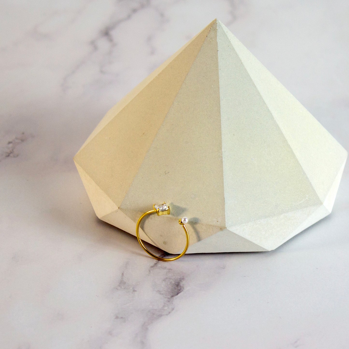 Ring mit quadratischem Stein
