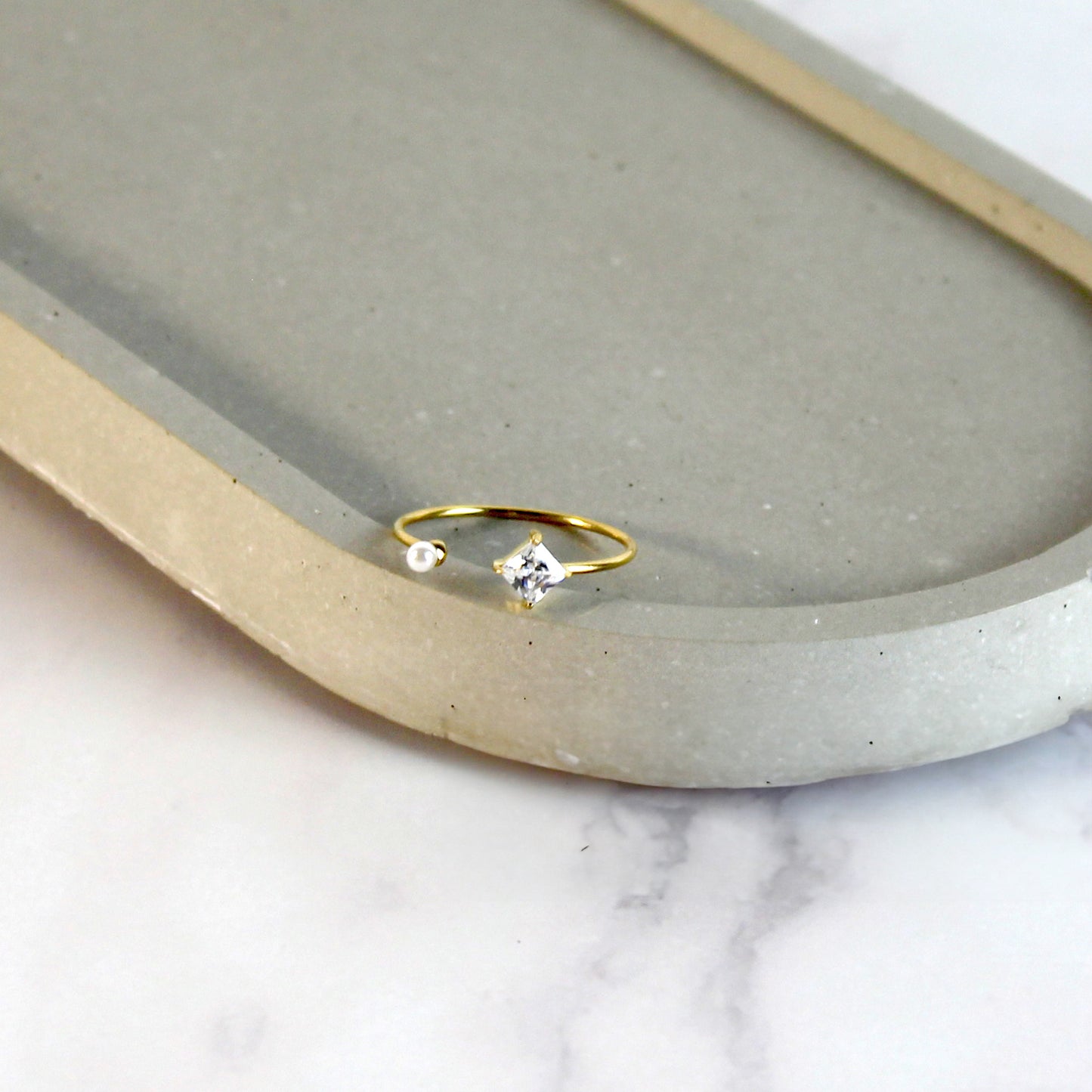 Ring mit quadratischem Stein