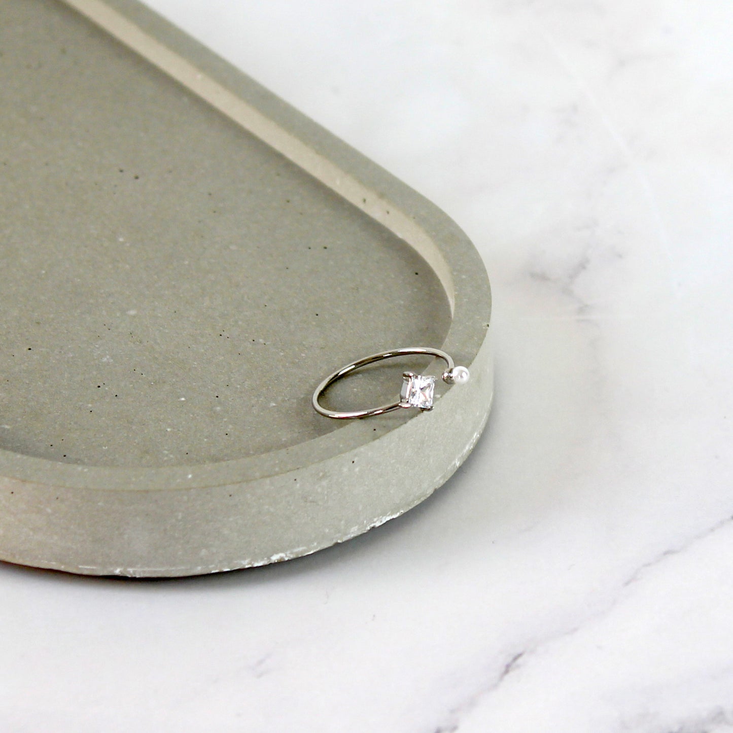 Ring mit quadratischem Stein