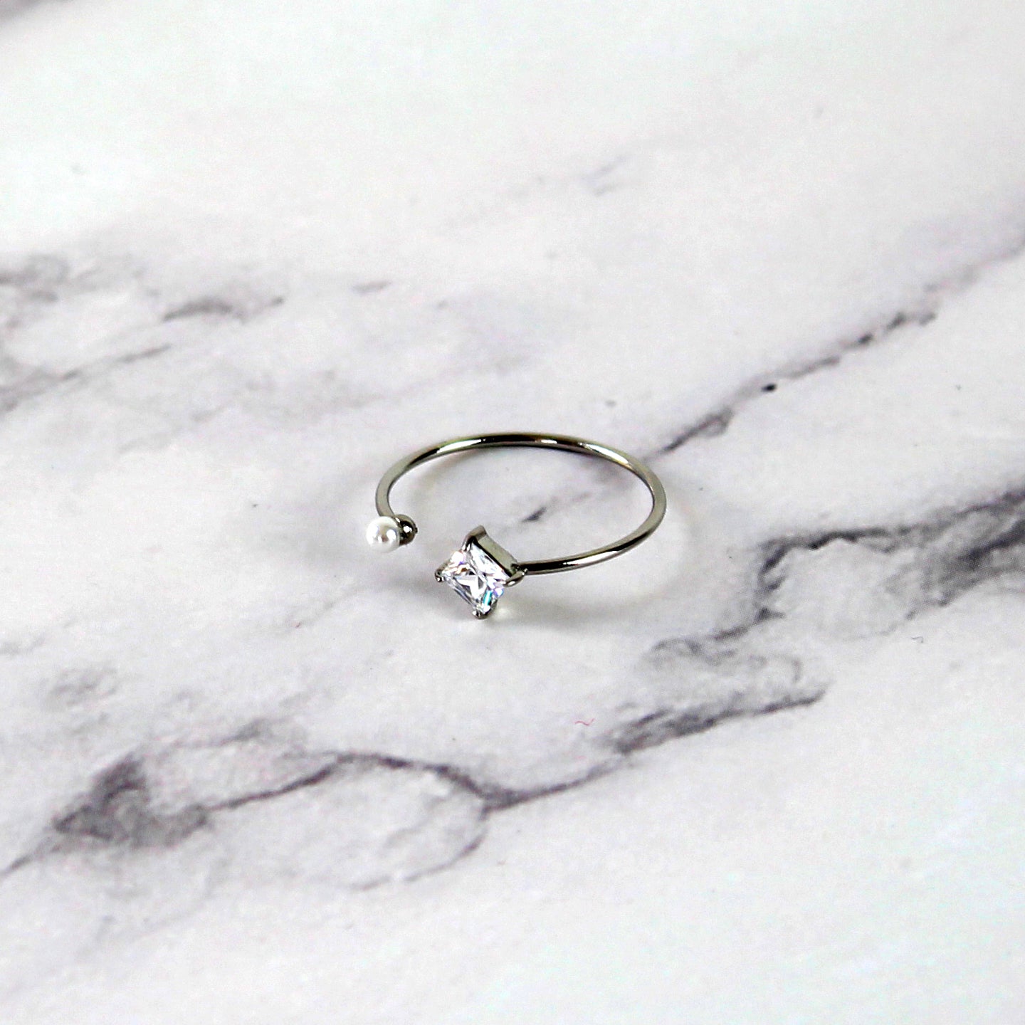 Ring mit quadratischem Stein