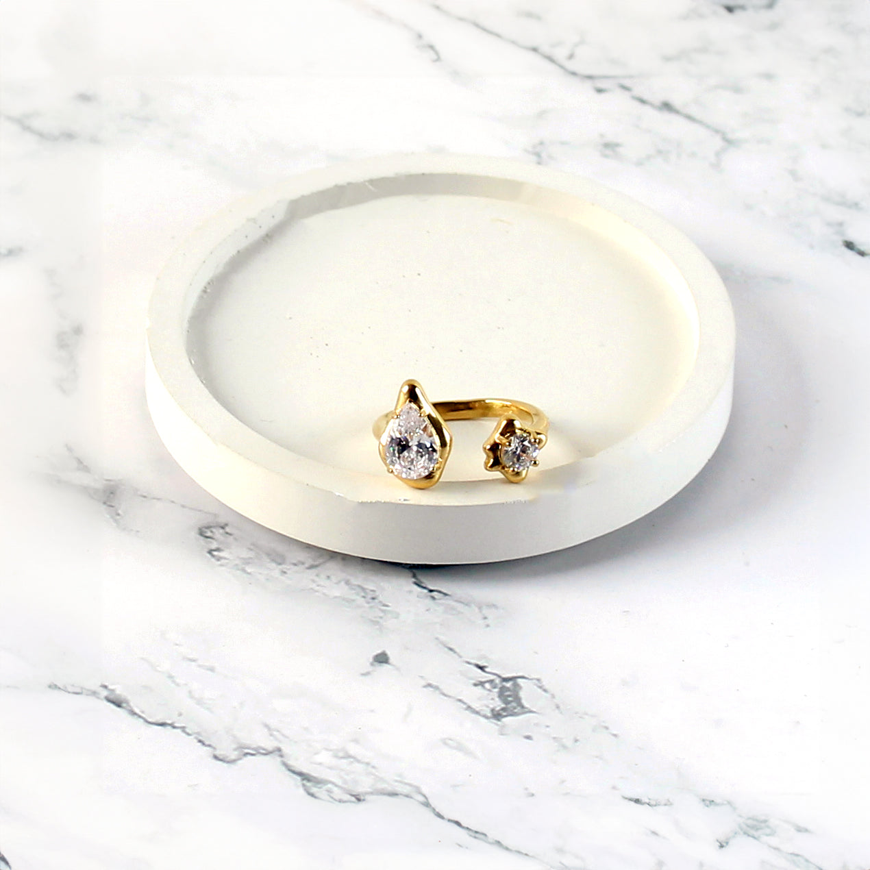 Goldring mit großem Stein
