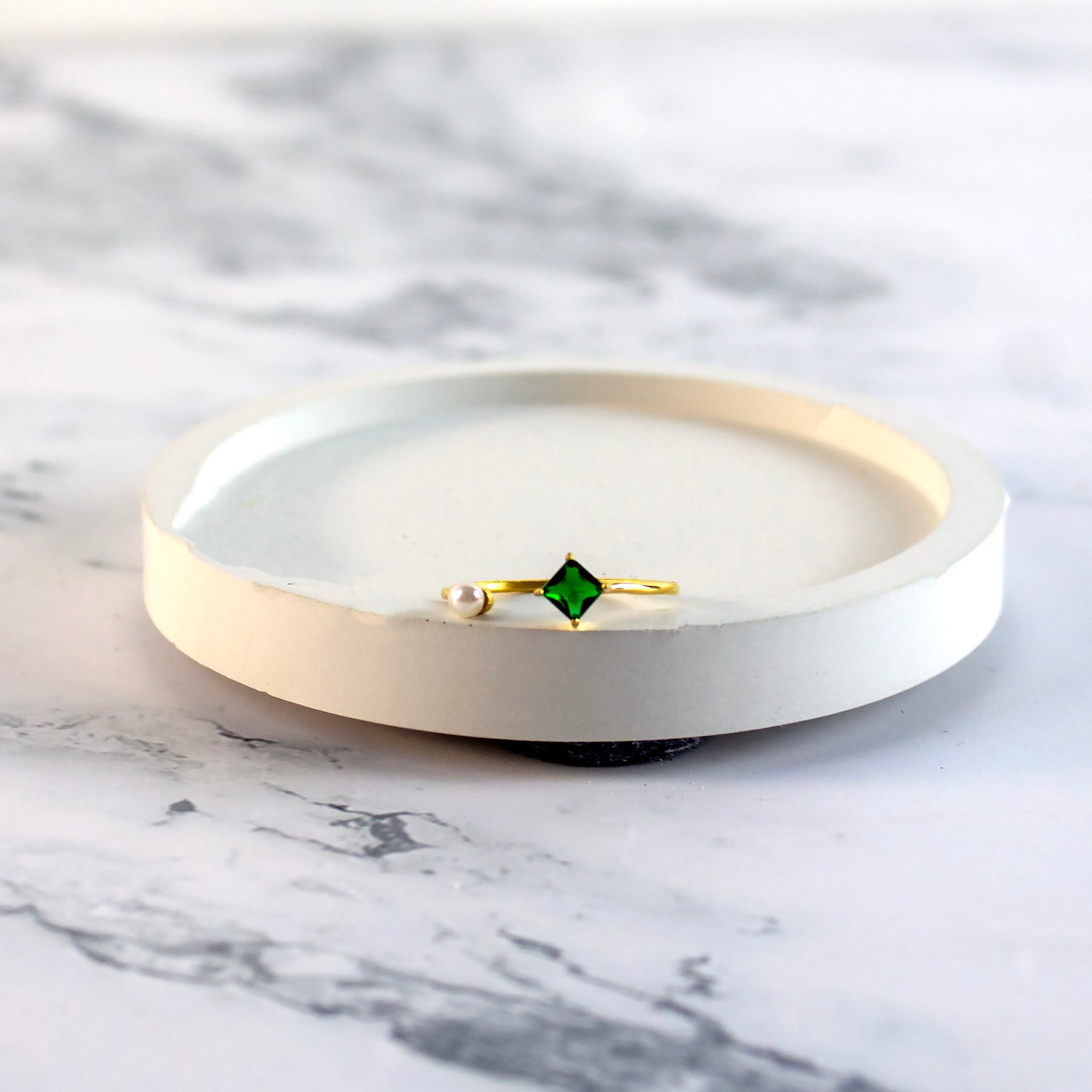 Ring mit quadratischem Stein