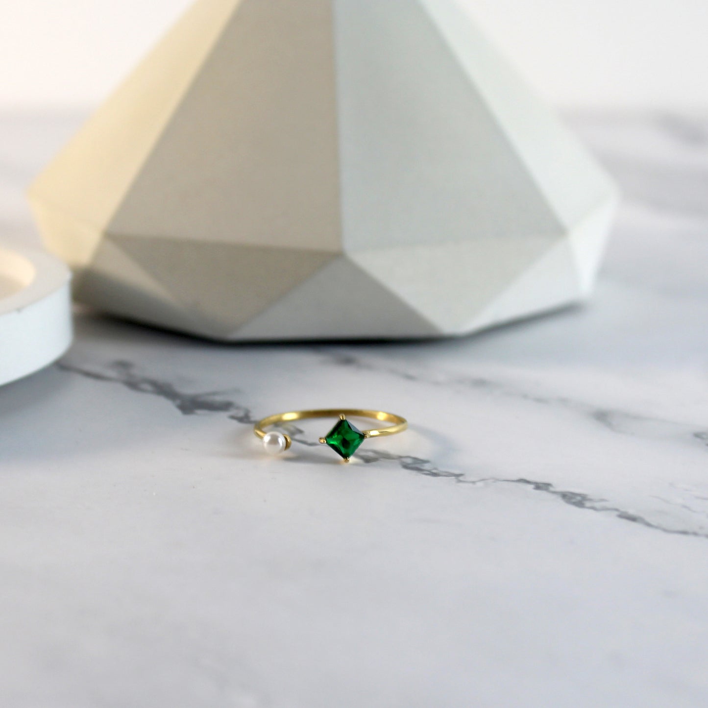Ring mit quadratischem Stein