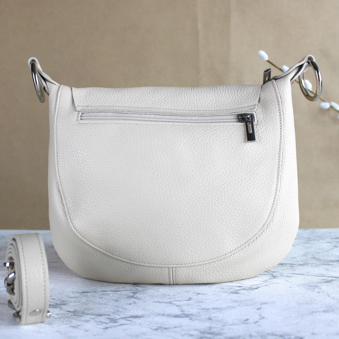 Italienische Gürteltasche aus Leder in Silber – Ein elegantes Geschenk für Sie