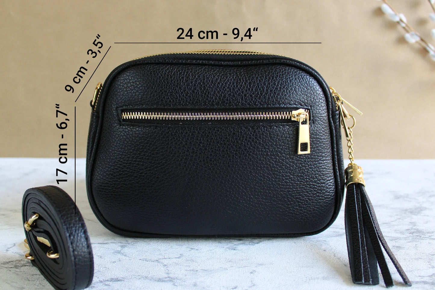 Gold Schwarze Ledertasche mit Riemen